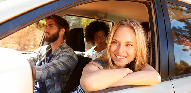 Un groupe d'amis part en road trip dans une voiture de location Budget en aller simple