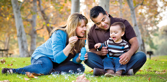 Jeune famille en vacances