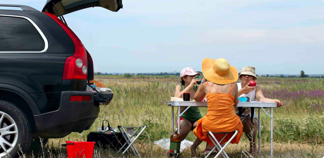 Famille sur le bord de la route après que leur voiture de location soit tombée en panne